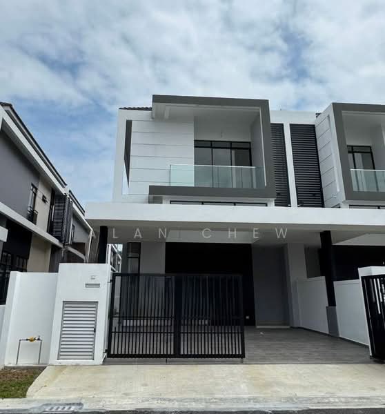 Cluster House for Sale in Taman Mount Austin (Tebrau) - Alan Chew - Exterior - PropertyGuru.com.my