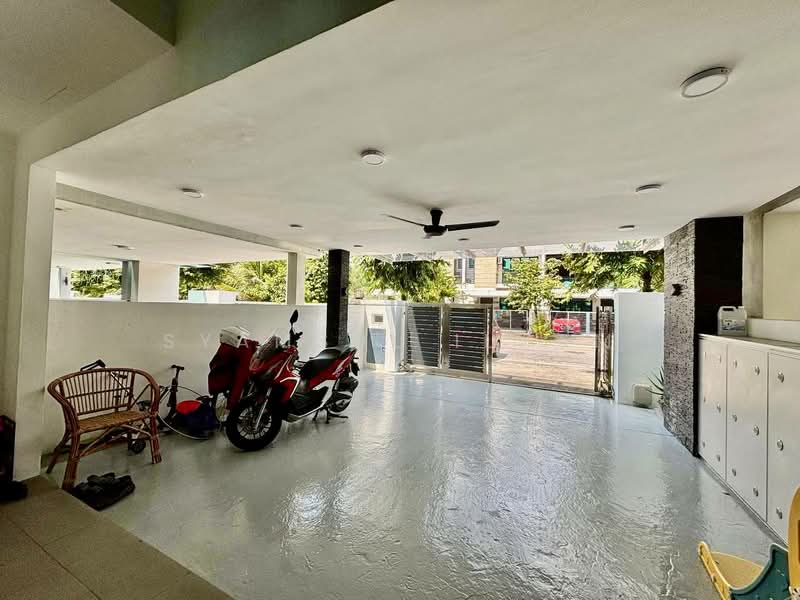 2-storey Terraced House for Sale in Shah Alam (Selangor) - Syamsul Ilham - Car Park - PropertyGuru.com.my