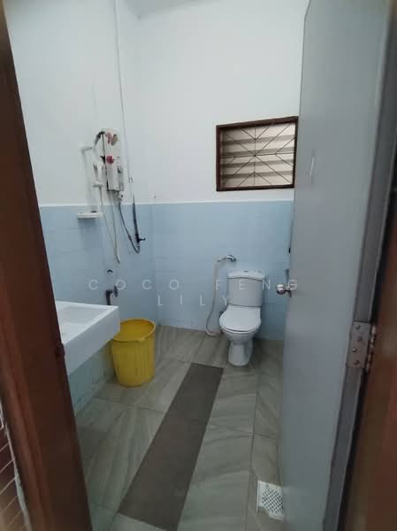 Taman Johor Jaya, Jalan Teratai untuk Untuk Dijual - RM 558,000, Mac 2026 - Bathroom - PropertyGuru.com.my