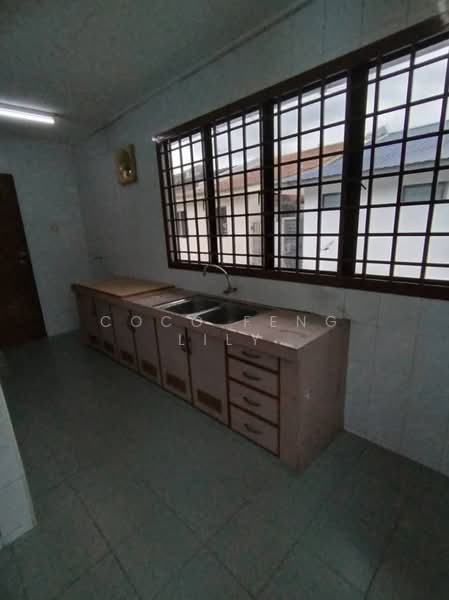 Taman Johor Jaya, Jalan Teratai untuk Untuk Dijual - RM 558,000, Mac 2026 - Kitchen - PropertyGuru.com.my