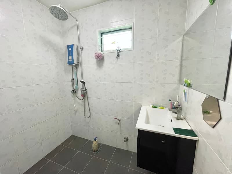 1-storey Terraced House for Sale in Lestari Putra (Seri Kembangan) - Alif Saad - Bathroom - PropertyGuru.com.my