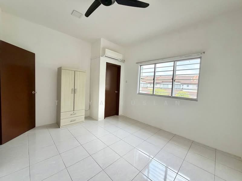 2-storey Terraced House for Sale in Taman Desiran Bayu (Puchong) - Tasya Ruslan - Bedroom - PropertyGuru.com.my