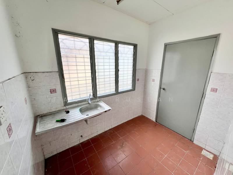 1-storey Terraced House for Sale in Bandar Tasik Kesuma (Beranang) - Tasya Ruslan - Kitchen - PropertyGuru.com.my