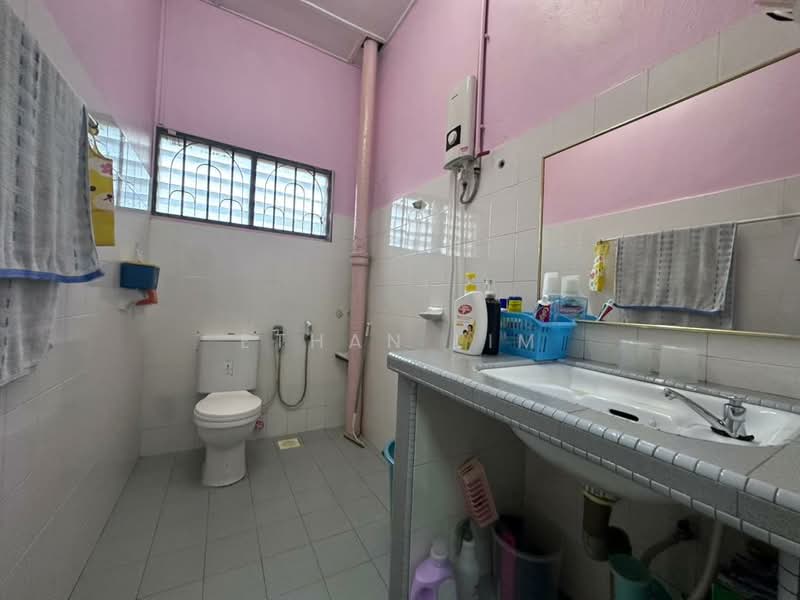 2-storey Terraced House for Sale in Taman Johor Jaya (Johor Bahru) - Ethan Lim - Bathroom - PropertyGuru.com.my