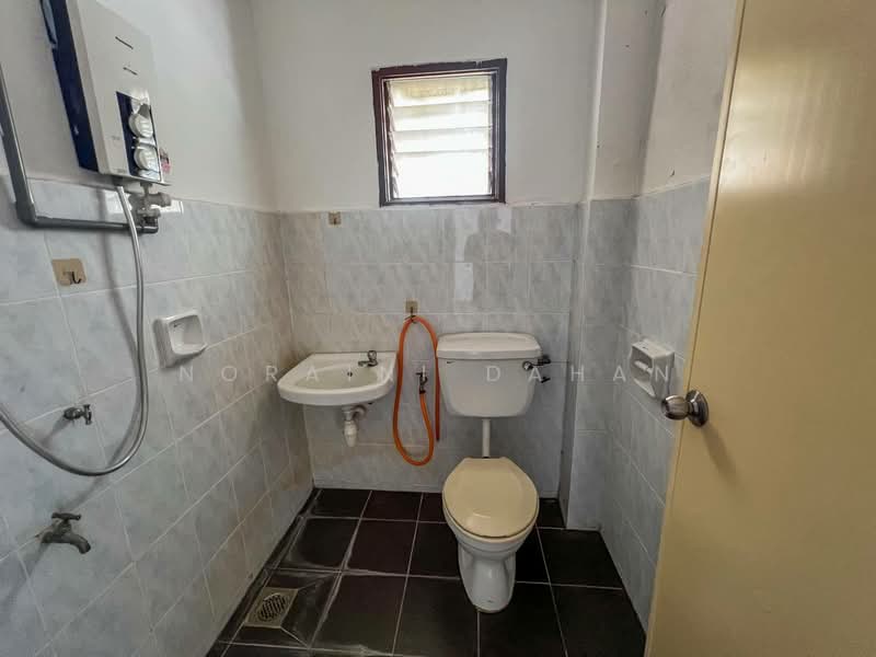2-storey Terraced House for Sale in Alam Damai (Cheras) - Noraini Dahan - Bathroom - PropertyGuru.com.my