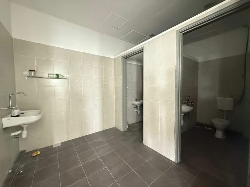 Factory for Rent in Puchong (Selangor) - Cassey Lim - Bathroom - PropertyGuru.com.my