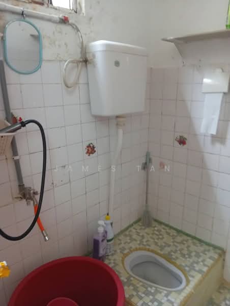 Flat Taman Ungku Tun Aminah untuk Untuk Disewa - RM 1,000 /bulan, Mac 2026 - Bathroom - PropertyGuru.com.my