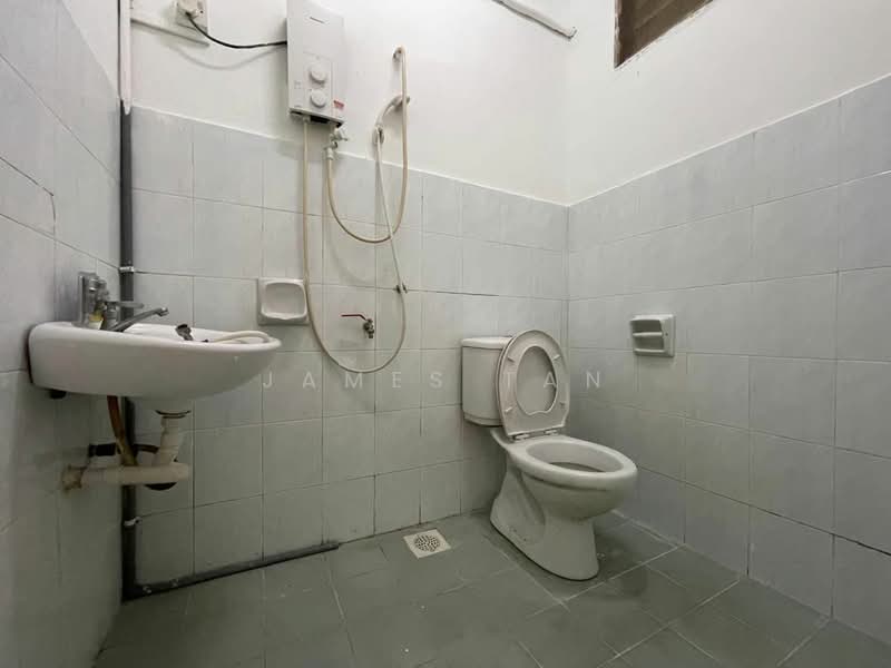 Sri Awana Townhouse untuk Untuk Disewa - RM 1,400 /bulan, Mac 2026 - Bathroom - PropertyGuru.com.my