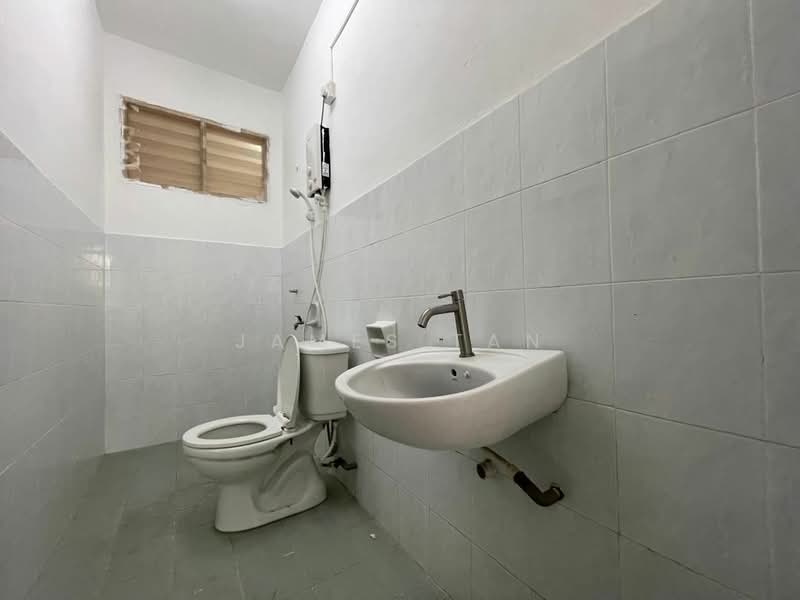 Sri Awana Townhouse untuk Untuk Disewa - RM 1,400 /bulan, Mac 2026 - Bathroom - PropertyGuru.com.my