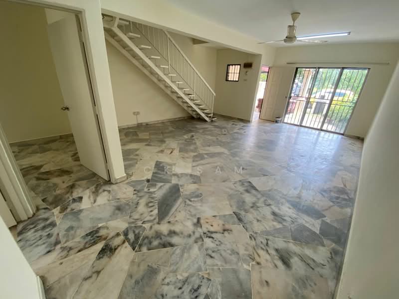 2-storey Terraced House for Sale in Bandar Country Homes (Rawang) - CK Sam - Living Room - PropertyGuru.com.my