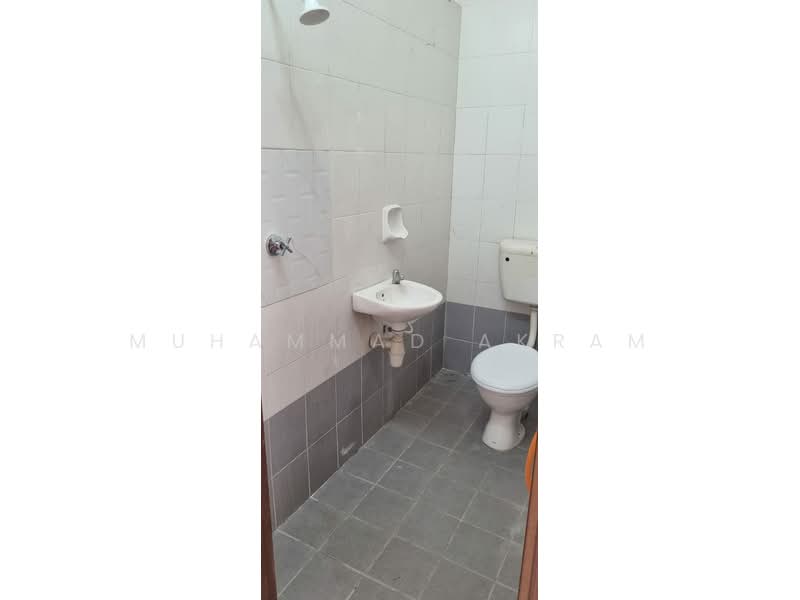 1-storey Terraced House for Sale in Seksyen 32, Bukit Naga (Shah Alam) - Muhammad Akram - Bathroom - PropertyGuru.com.my