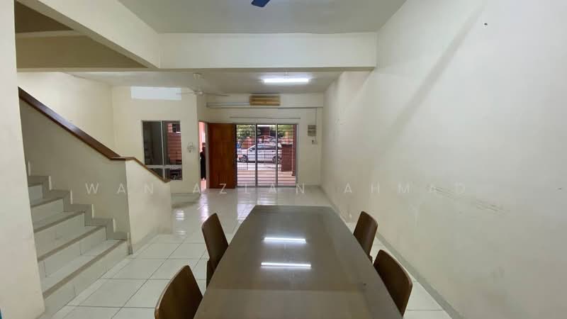 2-storey Terraced House for Sale in Alam Budiman (Shah Alam) - Wan Azlan Ahmad - Living Room - PropertyGuru.com.my