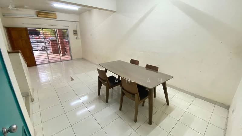 2-storey Terraced House for Sale in Alam Budiman (Shah Alam) - Wan Azlan Ahmad - Dining Room - PropertyGuru.com.my
