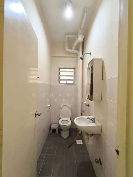 Condominium for Rent at Desa Pelangi Condominium - Muhammad Akram - Bathroom - PropertyGuru.com.my