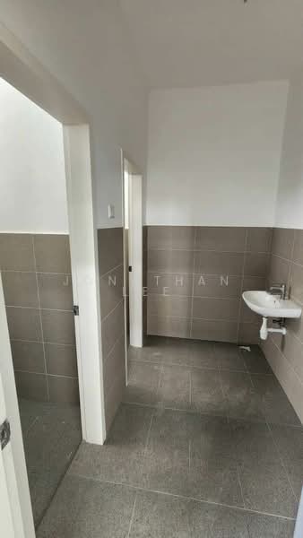 Eco Business Park 1 untuk Untuk Disewa - RM 13,000 /bulan, Mac 2026 - Bathroom - PropertyGuru.com.my