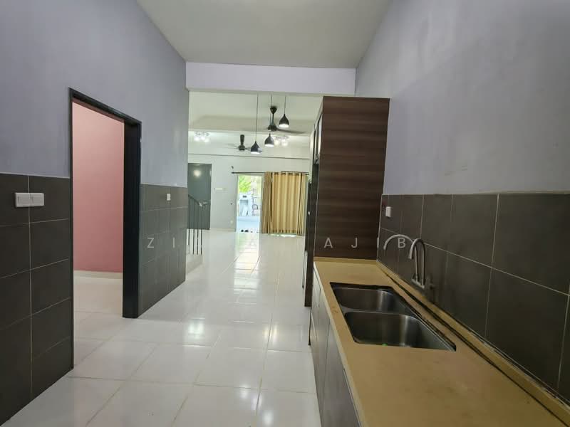 2-storey Terraced House for Sale in Puncak Alam (Selangor) - Ziana Najib - Kitchen hillpark puncak alam - PropertyGuru.com.my