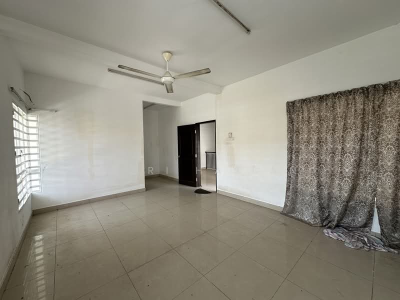 Rumah Teres 2 Tingkat untuk Dijual di Puncak Bestari (Puncak Alam) - Nazri Hassan - Living Room - PropertyGuru.com.my