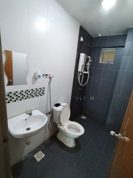 Zennith Suites (Pangsapuri Kebun Teh) untuk Untuk Disewa - RM 2,000 /bulan, Mac 2026 - Bathroom - PropertyGuru.com.my