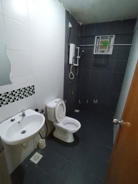Pangsapuri untuk Disewa di Zennith Suites (Pangsapuri Kebun Teh) - John Lim - Bathroom - PropertyGuru.com.my