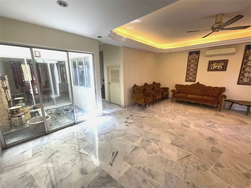 Rumah Teres untuk Dijual di Bandar Country Homes (Rawang) - Azrul Ismail - Living Room - PropertyGuru.com.my