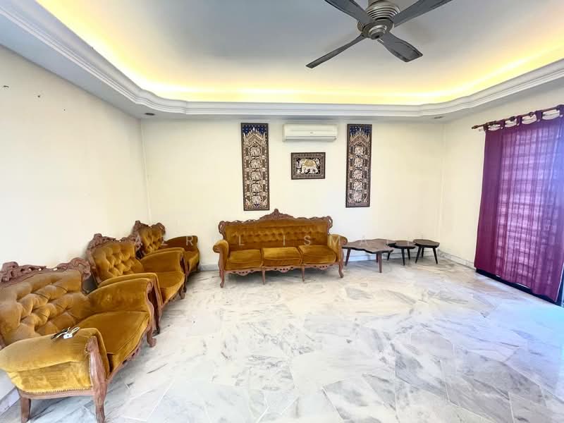 Rumah Teres untuk Dijual di Bandar Country Homes (Rawang) - Azrul Ismail - Living Room - PropertyGuru.com.my
