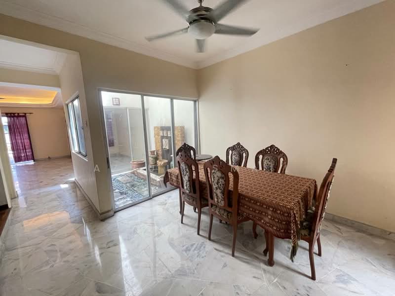 Rumah Teres untuk Dijual di Bandar Country Homes (Rawang) - Azrul Ismail - Dining Room - PropertyGuru.com.my