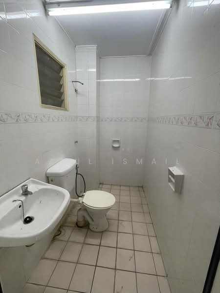 Rumah Teres untuk Dijual di Bandar Country Homes (Rawang) - Azrul Ismail - Bathroom - PropertyGuru.com.my