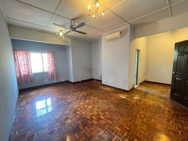 Rumah Teres untuk Dijual di Bandar Country Homes (Rawang) - Azrul Ismail - Living Room - PropertyGuru.com.my