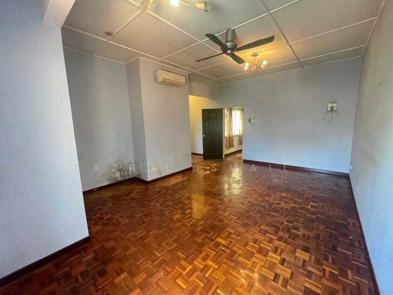 Rumah Teres untuk Dijual di Bandar Country Homes (Rawang) - Azrul Ismail - Living Room - PropertyGuru.com.my