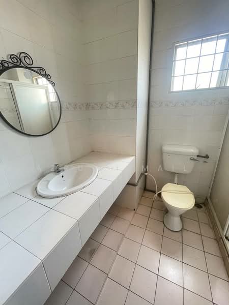 Rumah Teres untuk Dijual di Bandar Country Homes (Rawang) - Azrul Ismail - Bathroom - PropertyGuru.com.my