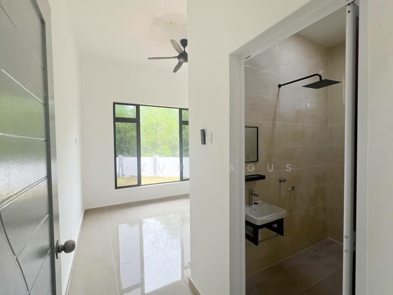 Kampung Mengabang Bakong @ Batu Rakit untuk Untuk Dijual - RM 475,000, Mac 2026 - Bathroom - PropertyGuru.com.my