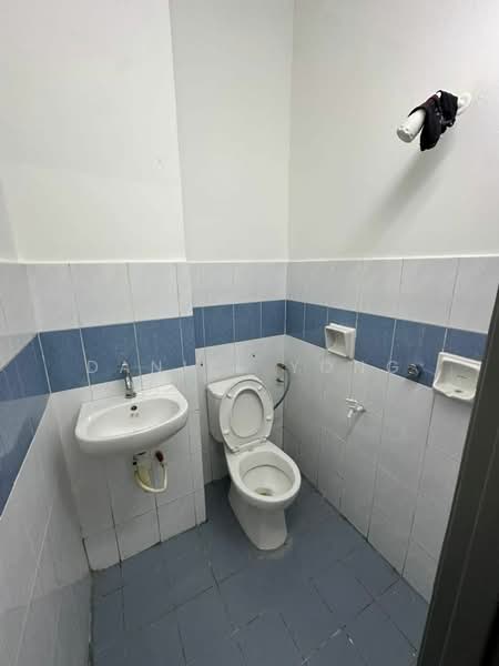 2-storey Terraced House for Sale in Taman Indah (Tampoi) - Daniel Yong - Bathroom - PropertyGuru.com.my