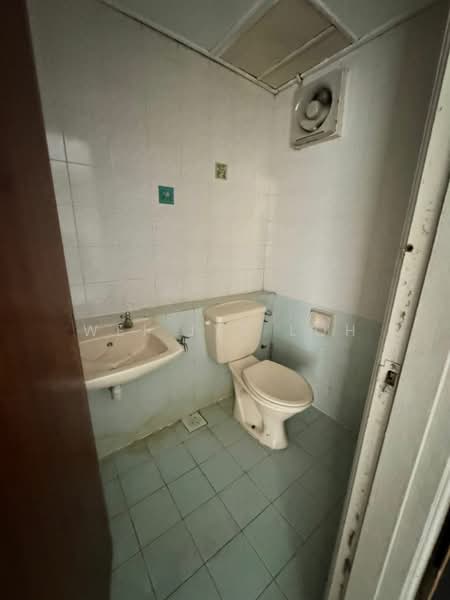 Apartment for Rent at Larkin Utama (Menara Metro Larkin) - Wei Jye Loh - Bathroom - PropertyGuru.com.my