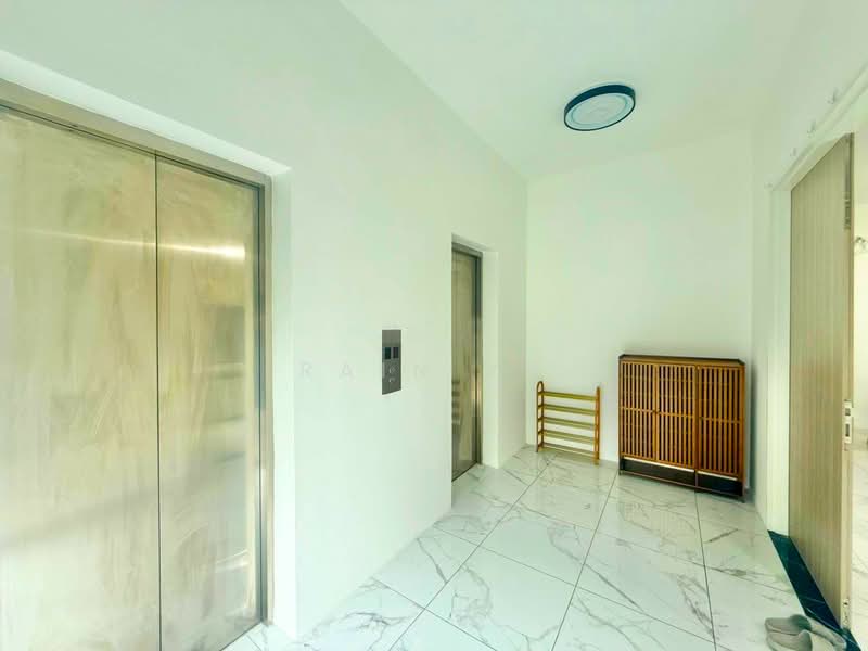 QuayWest Residence untuk Untuk Dijual - RM 918,000, Mac 2026 - Private lift lobby - PropertyGuru.com.my