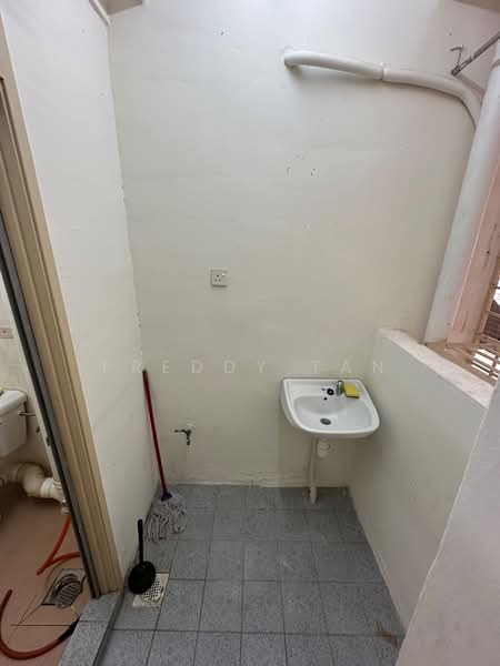 Kondominium untuk Disewa di Jay Series (Greenlane Heights Block J) - Freddy Tan - Bathroom - PropertyGuru.com.my