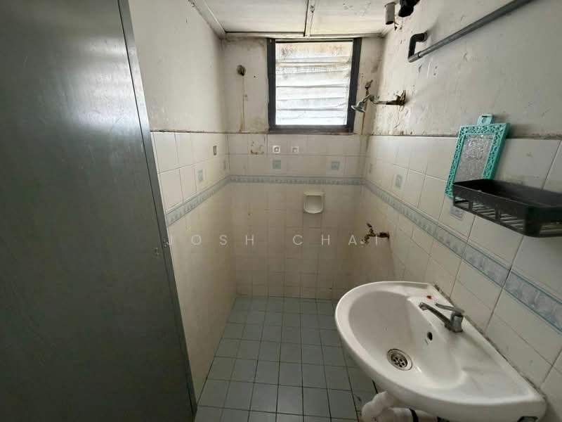 Subang Perdana Goodyear Court 5 untuk Untuk Dijual - RM 270,000, Mac 2026 - Bathroom - PropertyGuru.com.my