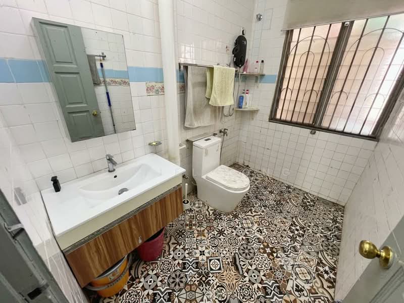 Semi-Detached House for Sale in Taman Johor Jaya (Johor Bahru) - Daniel Yong - Bathroom - PropertyGuru.com.my