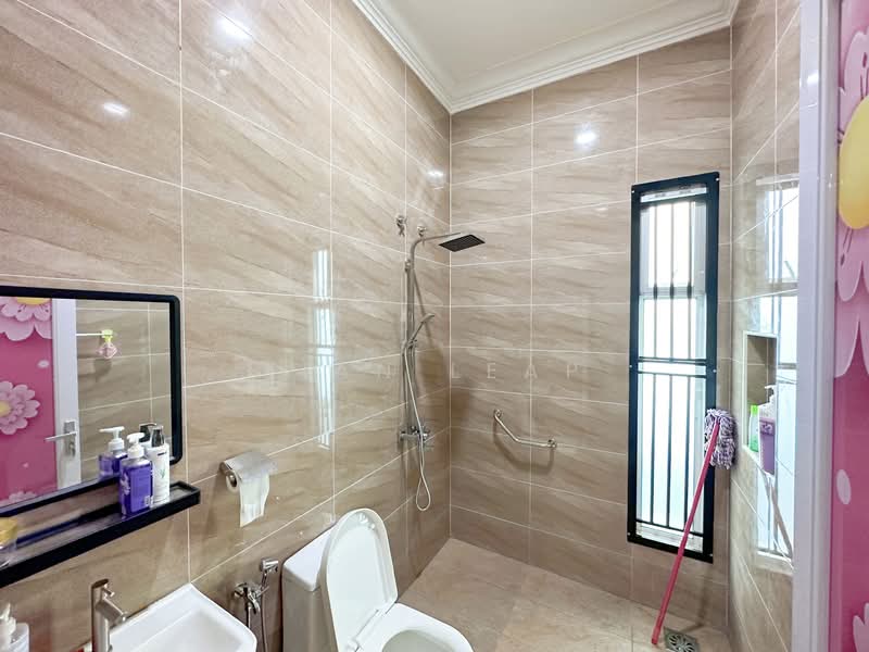 Bungalow for Sale in College Heights Garden Resort (Setul) - Kian Leap - Bathroom - PropertyGuru.com.my