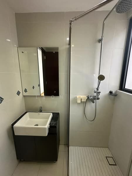 Condominium for Rent at Bay Laurel @ Country Garden Danga Bay - Leon Lim - Bathroom - PropertyGuru.com.my