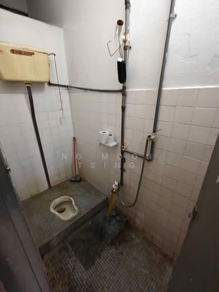 Factory for Rent in Bandar Sri Damansara (Selangor) - Ng Moon Tsing - Bathroom - PropertyGuru.com.my