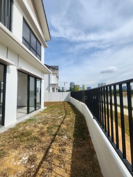 Sejati Lakeside 2 untuk Untuk Disewa - RM 5,500 /bulan, Mac 2026 - Exterior - PropertyGuru.com.my