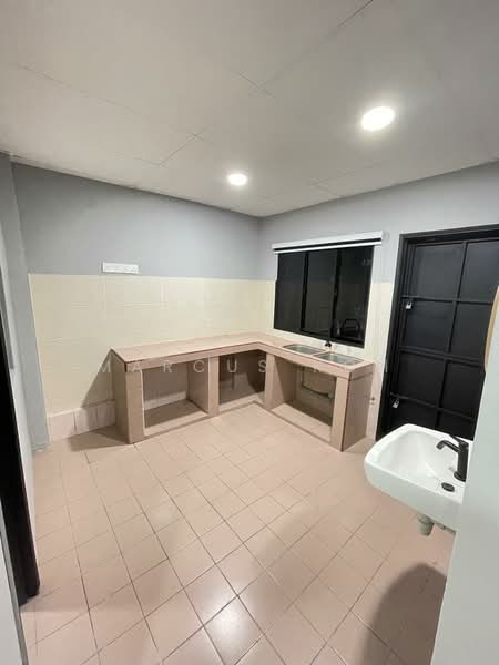 Bandar Sri Damansara untuk Untuk Disewa - RM 2,000 /bulan, Mac 2026 - Kitchen - PropertyGuru.com.my