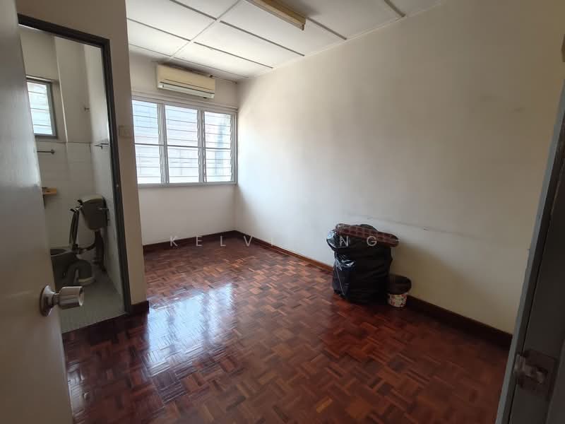 Taman Serdang Raya Seksyen 7 untuk Untuk Dijual - RM 699,000, Mac 2026 - Bathroom - PropertyGuru.com.my
