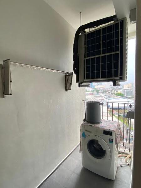 Kediaman Servis untuk Dijual di Atwater : Service Residences - Agnes Loong - Balcony - PropertyGuru.com.my