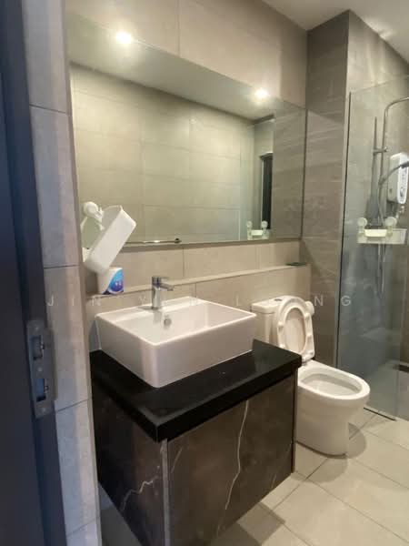 Kediaman Servis untuk Dijual di Atwater : Service Residences - Agnes Loong - Bathroom - PropertyGuru.com.my