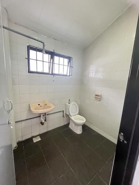 Taman Johor Jaya untuk Untuk Disewa - RM 1,900 /bulan, Mac 2026 - Bathroom - PropertyGuru.com.my