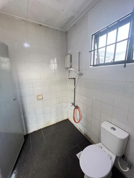 Taman Johor Jaya untuk Untuk Disewa - RM 1,900 /bulan, Mac 2026 - Bathroom - PropertyGuru.com.my