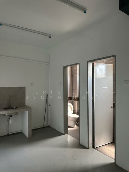 Semi-D Factory for Sale in Sungai Kapar Indah Industrial Park (Kapar) - Eric Lim Seong Hooi - Bathroom - PropertyGuru.com.my
