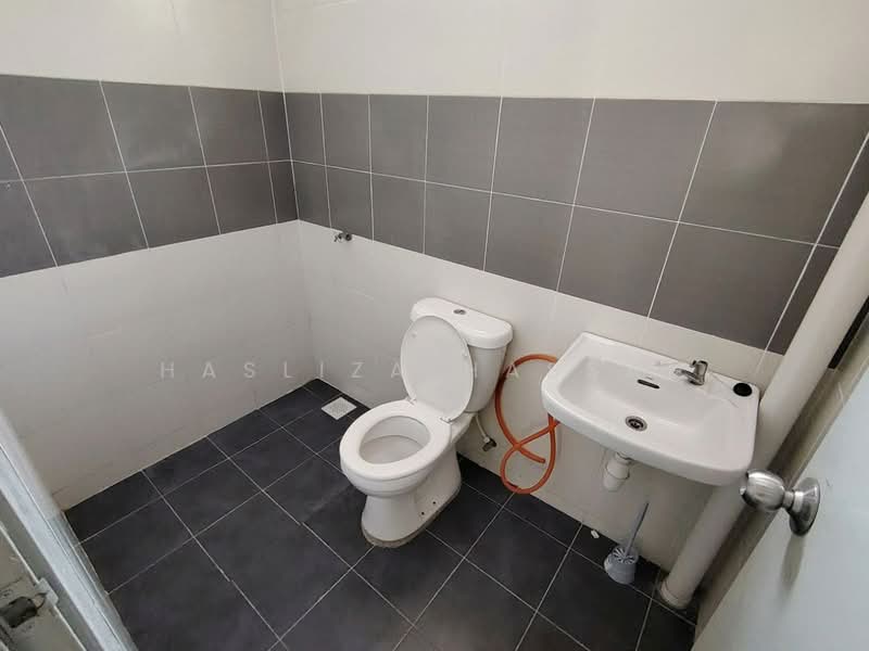 1-storey Terraced House for Sale in Banting (Selangor) - Hasliza Hassan - Bathroom - PropertyGuru.com.my