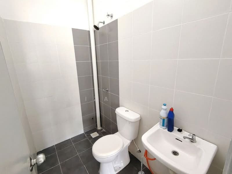 1-storey Terraced House for Sale in Banting (Selangor) - Hasliza Hassan - Bathroom - PropertyGuru.com.my